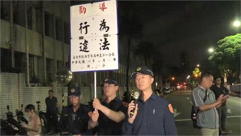 快新聞／藍營黨公職集結北院！警方首度舉牌警告　朱立倫、王鴻薇等人靜坐中
