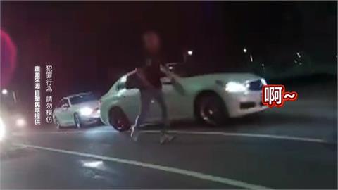 尷尬！台中球棒隊"街頭尋仇　一看攔錯車秒道歉