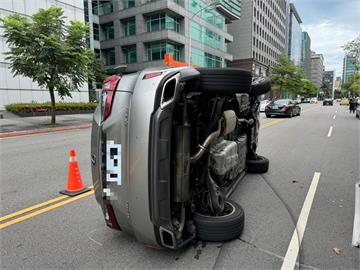 快新聞／西湖派出所警車「載犯人被撞」　小客車駕駛一度受困車內