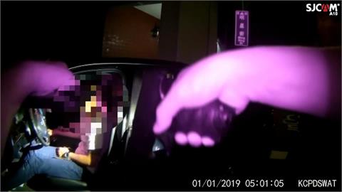 高雄男拒檢衝撞警車1警受傷 警連轟6槍仍逃逸