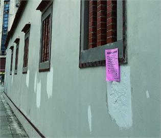 快新聞／清水巖祖師廟「古蹟外牆」遭亂貼公告「維修恐達上百萬」　北水處道歉了
