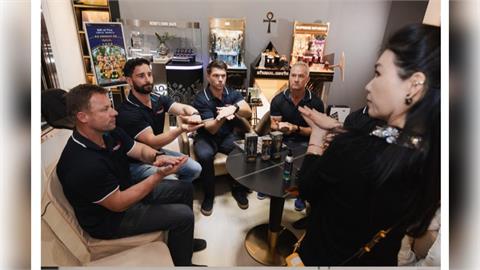 澳洲消防猛男空降台北！　攜保養品牌做公益