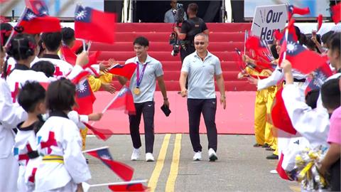 「台灣之光」國慶大典壓軸登場　楊勇緯等亞運選手接受民眾歡呼