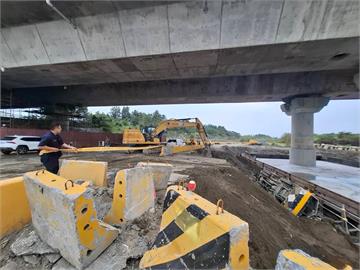 快新聞／國10里港旗山段橋梁耐震補強工程意外！　水箱車翻覆「駕駛無呼吸心跳」