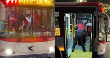 板橋公車全武行！82歲老翁猛揮18拳揍司機　外國人目睹出手相救