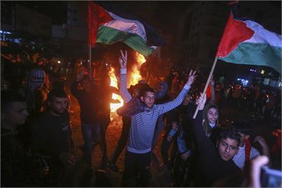以色列教堂遇恐攻釀嚴重死傷　巴勒斯坦人放煙火慶祝