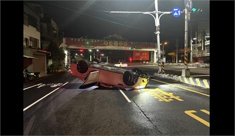 彰化酒駕男自撞分隔島翻車　南投超商2度遭車衝撞