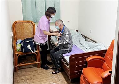夜間照護+免費看護溝通 黃偉哲推長照二行動 