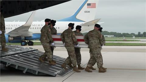 因恐攻殉職13名美軍遺體返國　拜登親自接機