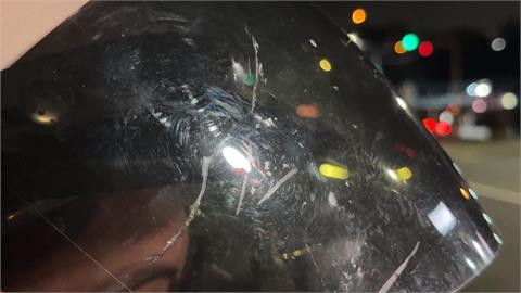 臉被砸傷！高雄騎士停等紅燈　遭陌生男亂砸石塊