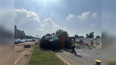快新聞/新!台中沙鹿向上路「長下坡」又出事 砂石車翻覆全線封閉中