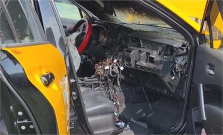 百萬新車安裝主機變火燒車　內裝全燒毀！車主捶心肝