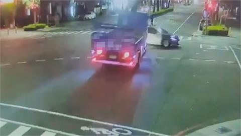 綠燈直行貨車撞左轉警車　後座1員警頭暈送醫幸無礙