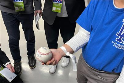 MLB／東京海外賽最幸運的小孩！10歲男童抽到門票後再接大谷開轟球