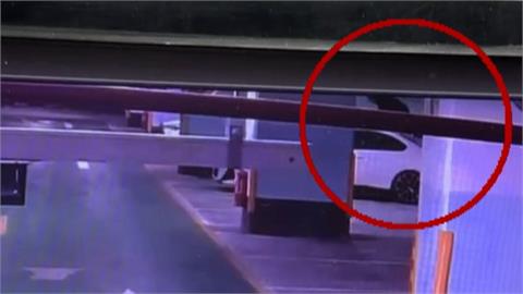 愛車放停車場無端遭破壞! 怪男爬車頂踩踏害車損