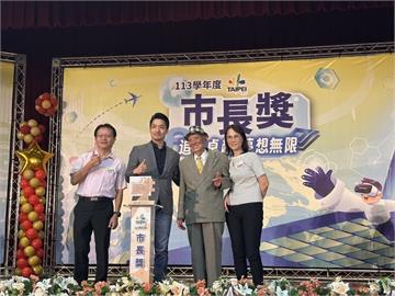 8旬翁讀國小夜補校愛學習心不老　拿台北市長獎