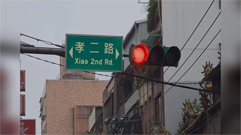 運將為閃避一路違停車輛 //被迫跨越雙白線 開上罰單