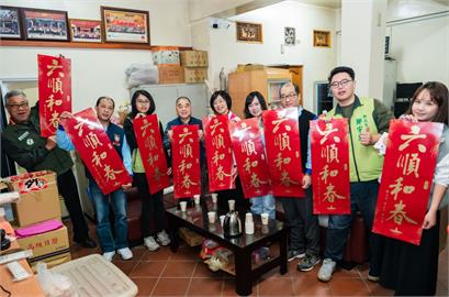 快新聞／20分鐘內領光！淡水發總統聯名春聯　蘇巧慧被問「暖身選新北」這樣回