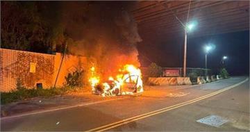 深夜驚魂！23歲女開車散心突陷火海　逃生倒路旁崩潰痛哭
