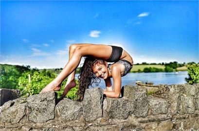 英國15歲女孩柔軟度驚人　1分鐘劈腿42次創紀錄