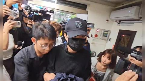 快新聞/閃兵案第三波搜索!「棒棒堂」成員小杰上週才敲金鐘 今遭警方拘提畫面曝