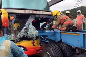 台62遊覽車撞拖板車 駕駛夾困11越客傷