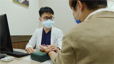 夏天也會中風　男狂灌手搖冷飲　突然左手無力