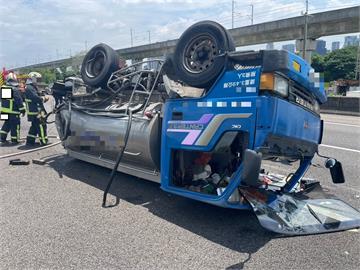 快新聞／國1車禍！小貨車左後輪突然爆胎　翻覆車道畫面曝光