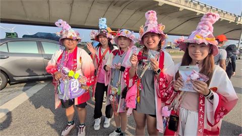 粉色七仙女應援追媽祖！　通霄鎮補給站滿滿雞排、蘋果