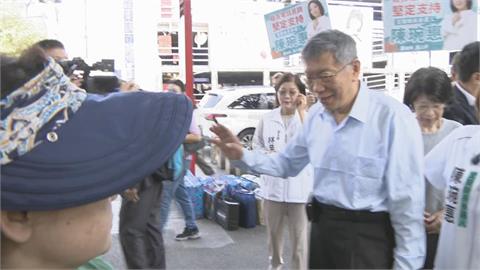 快新聞／柯文哲笑納「無罪春聯」！問拍照竟「不給面子」揮手走人