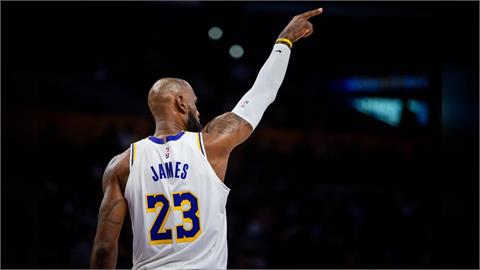 NBA(影)／11歲女兒幫忙搭配比賽日服裝！41歲詹皇年輕造型受到好評