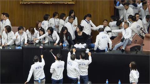 快新聞／「金門坦克」來襲！藍委搶回主席台　綠委全被「強制清出」