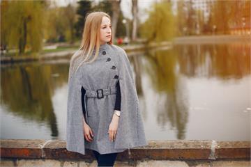 為什麼時尚咖都愛斗篷外套？優點與3項穿搭技巧一次掌握