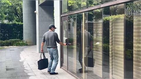 最新／趙建銘出現了！返台後首度現身診所　被問「違約賠1億」反應曝