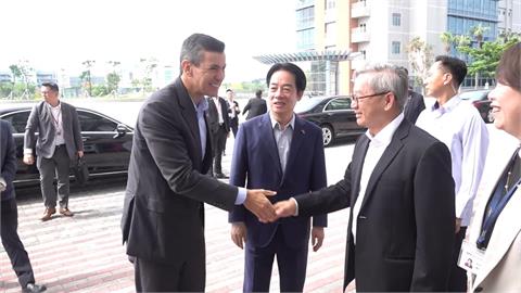 貝尼亞訪南科！　國研院送台南限定領帶、林佳龍送AI墨鏡