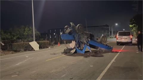 兩起小貨車自撞電桿！高雄駕駛送醫無大礙　嘉義小駕駛酒駕身亡