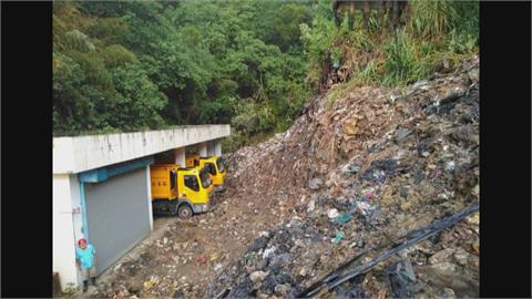 垃圾場緊鄰山壁土石流整片崩塌　垃圾車險「滅頂」