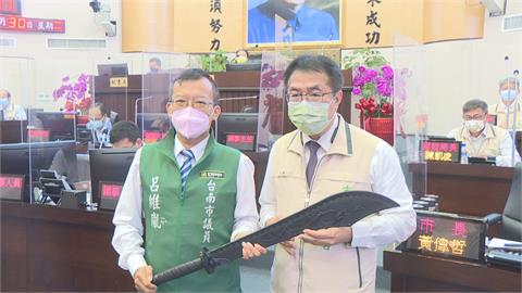 刀指謝龍介！　綠議員贈屠龍刀挺黃偉哲連任
