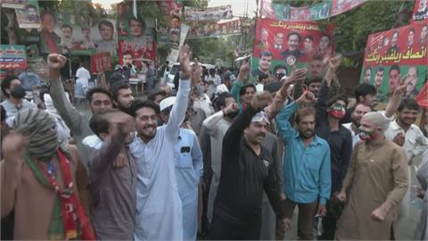 巴基斯坦最高法院判逮捕前總理違法　支持者歡呼「路邊開心跳舞」