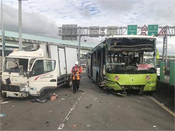 快新聞／新北三重中山橋「公車撞貨車」13人送醫　現場嚴重回堵畫面曝