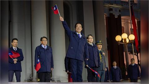 府前元旦升旗登場！賴清德手持小國旗現身唱國歌　鄭麗文披紅圍巾、與賴零互動