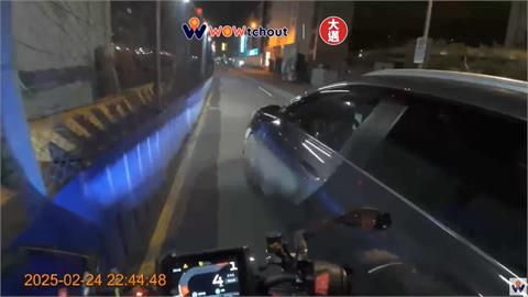 轎車突切車道被按喇叭　駕駛反怪對方亂叭嗆：去撞牆啦