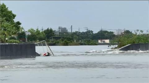 屏東麟洛大排5年潰堤3次　東港雨勢緩積淹水仍未退