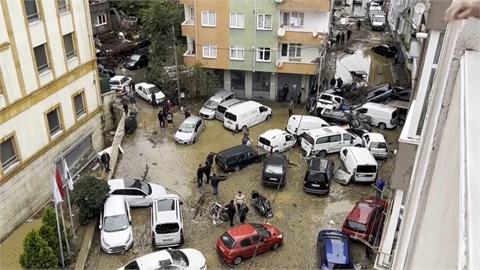 土耳其伊斯坦堡暴雨3死4失蹤　汽車淹到險滅頂　交通大癱瘓
