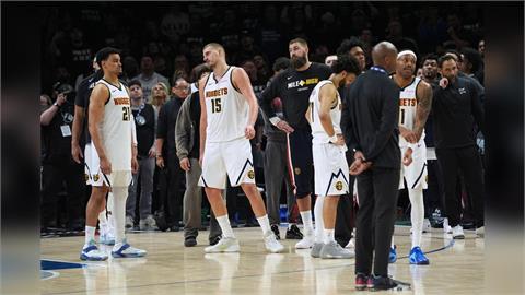 Jokic(15號)在終場前1.3秒被驅逐出場。（圖／AP）