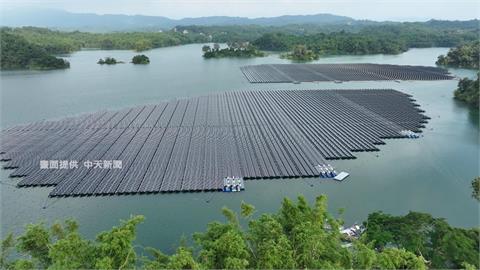 烏山頭水庫「11.5公頃光電板」鋪湖面　壯觀空拍畫面曝、環團憂汙染水質