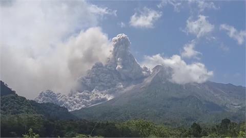 印尼梅拉比火山噴發　濃煙蔽天不見天日