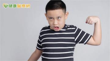 孩子老是眨眼、清喉嚨？中醫談「妥瑞氏症」情緒調理與精油輔助