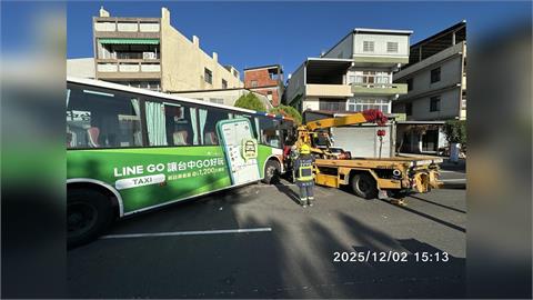 最新／乘客也遭殃！台中公車「爆衝」撞拖吊車　3人受傷送醫