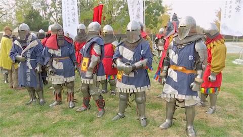 穿30kg鋼甲變身中世紀武士　中國盔甲格鬥賽熱血開打